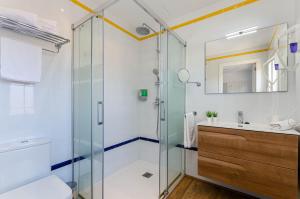 カラ・ラトハダにあるYourHouse Villa Magdalenaのガラスのシャワーと洗面台を備えたバスルーム +53枚の写真