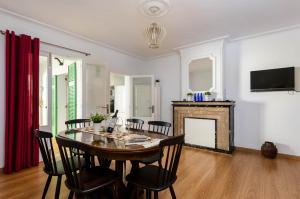 カラ・ラトハダにあるYourHouse Villa Magdalenaのダイニングルーム(テーブル、椅子、暖炉付)