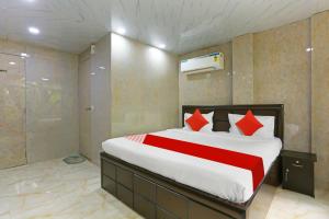 a bedroom with a large bed and a shower at Hotel O Happy Hours in New Delhi