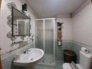 a bathroom with a sink and a shower with a mirror at Apartamento elegante y tranquilo en zona exclusiva in Valladolid +18 photos
