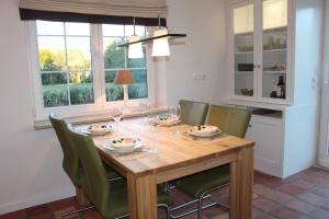 tavolo da pranzo con sedie verdi intorno di LITZKOW 11208 a Morsum