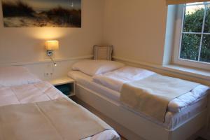 due letti in una stanza con finestra di LITZKOW 11208 a Morsum