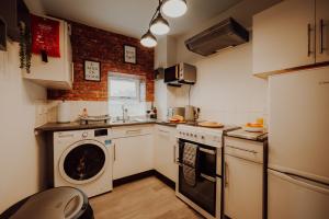 eine Küche mit Waschmaschine und Trockner in der Unterkunft Luxury City Apartment-Sleeps 4-Sofa Bed- Free Parking in Nottingham