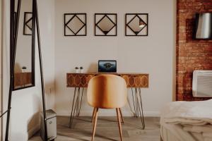 ein Schlafzimmer mit einem Schreibtisch mit Stuhl und einem Bett in der Unterkunft Luxury City Apartment-Sleeps 4-Sofa Bed- Free Parking in Nottingham