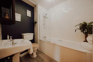 ein Badezimmer mit Waschbecken, Toilette und Badewanne in der Unterkunft Luxury City Apartment-Sleeps 4-Sofa Bed- Free Parking in Nottingham