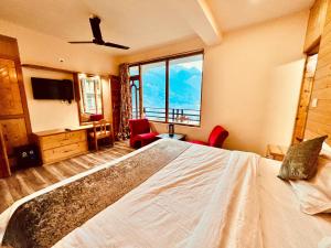 Postel nebo postele na pokoji v ubytování The English Rose, Mussoorie - A Peaceful Hidden Resort By Sitara Group