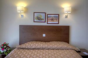 Postel nebo postele na pokoji v ubytování Ajman Beach Hotel