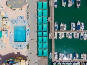 einen Blick über den Jachthafen mit parkenden Booten in der Unterkunft Al Marina View Uma - Lux apartment on the marina in Páteo