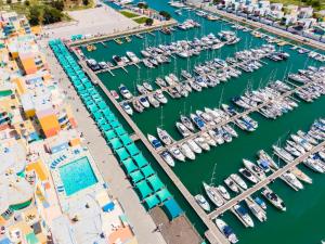 eine Luftansicht auf einen Yachthafen mit Booten in der Unterkunft Al Marina View Uma - Lux apartment on the marina in Páteo