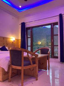 Postel nebo postele na pokoji v ubytování The English Rose, Mussoorie - A Peaceful Hidden Resort By Sitara Group