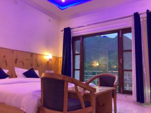 Postel nebo postele na pokoji v ubytování The English Rose, Mussoorie - A Peaceful Hidden Resort By Sitara Group