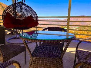Balkón nebo terasa v ubytování The English Rose, Mussoorie - A Peaceful Hidden Resort By Sitara Group