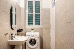 Un baño con lavadora y lavabo. en Queen Regina Suites, en Nicosia 85 fotos más