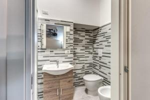 Un baño con lavabo e inodoro en Monti Studio Roman Forum, en Roma 19 fotos más