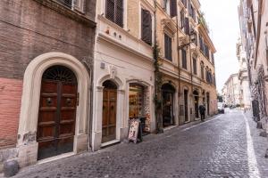 una calle vacía en una ciudad con edificios en Monti Studio Roman Forum, en Roma