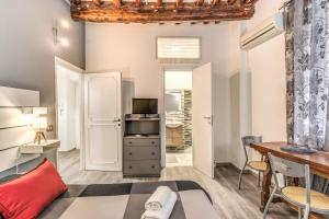 una sala de estar con un sofá y una mesa en Monti Studio Roman Forum, en Roma