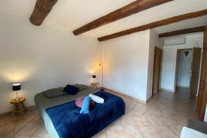 Katil atau katil-katil dalam bilik di 30m2 suite in 18th-century Provencal farmhouse