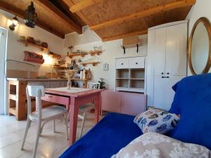 Η κουζίνα ή μικρή κουζίνα στο A tiny sea home in the wilderness