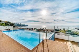 una piscina su un balcone con vista sull'oceano di Oceana Suite - Frente al Mar a Concón