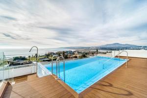 una piscina sul tetto di un edificio di Oceana Suite - Frente al Mar a Concón