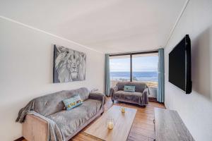 un soggiorno con un divano e un tavolo di Oceana Suite - Frente al Mar a Concón