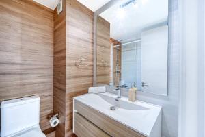 un bagno con un lavandino bianco e un water di Oceana Suite - Frente al Mar a Concón