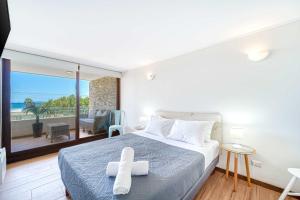 una camera da letto con un letto con vista sull'oceano di Oceana Suite - Frente al Mar a Concón