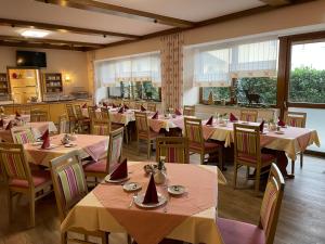 a restaurant with tables and chairs with red napkins at Im Gewölbe in Bad Füssing