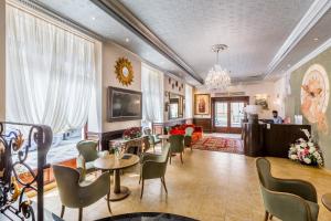 TV a/nebo společenská místnost v ubytování Hotel Caruso Old Town