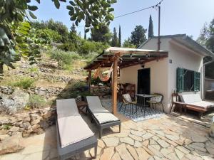 Κήπος έξω από το A tiny sea home in the wilderness