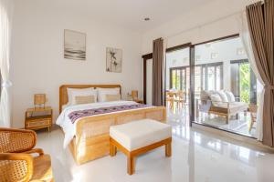 une chambre avec un lit king size et un balcon dans l'établissement Gemstones Villa, à Seminyak 30 autres photos
