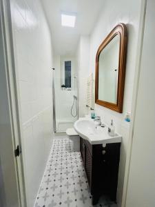 une salle de bains avec lavabo, toilettes et miroir dans l'établissement El Botxito, à Bilbao 24 autres photos