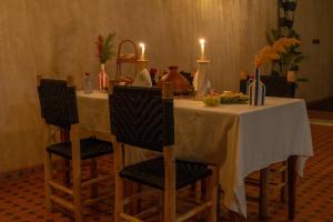 Ποτά στο Appartement deluxe Tislite avec 3 chambres