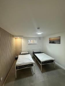 two beds sitting in a room with at Charmante 2 Zimmer Souterrain in Hannover