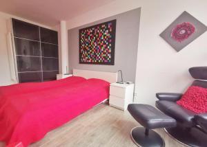 蒂门多弗施特兰德Obj 69 - FeWO Strandläufer 2- bis 4 Personen inkl Strandkorb Top Lage 90 m zum Strand的卧室里有一张红床和一把椅子