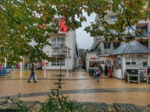 蒂门多弗施特兰德Obj 69 - FeWO Strandläufer 2- bis 4 Personen inkl Strandkorb Top Lage 90 m zum Strand的一群人沿着城市街道走着