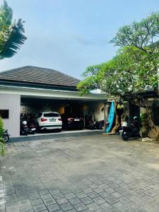 eine Autogarage mit darin geparkten Autos in der Unterkunft Two Bed Room Villa with Pool in Jimbaran + 30 Fotos