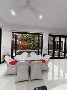 ein weißes Esszimmer mit Tisch und Stühlen in der Unterkunft Two Bed Room Villa with Pool in Jimbaran