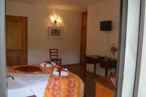 Habitación de hotel con cama, mesa y escritorio. en Azienda Agricola Polveraia, en San Gimignano