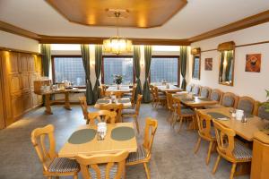 Restaurace v ubytování Hotel Liederbacher Hof + 16 fotografií