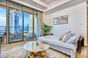 un soggiorno con un letto e un tavolo di Dubai Marina Sea View Sunset View Dubai Eye View a Dubai Altre 19 foto