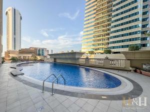 una grande piscina in una città con edifici alti di Dubai Marina Sea View Sunset View Dubai Eye View a Dubai