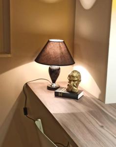une lampe sur une table avec un buste sur un livre dans l'établissement The Vintage House in San Giovanni Rotondo, à San Giovanni Rotondo 22 autres photos