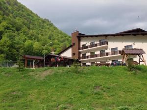 Nespecifikovaný výhled na hory nebo výhled na hory při pohledu z hotelu