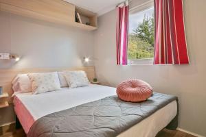 Postel nebo postele na pokoji v ubytování Càmping Castell Montgrí ****