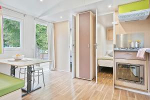 een keuken en eetkamer met een tafel en een fornuis bij Càmping Castell Montgrí **** in L'Estartit +84 foto's