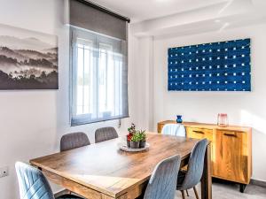 jadalnia z drewnianym stołem i krzesłami w obiekcie Holiday Home Brisa del mar by Interhome w mieście Chilches +17 zdjęć