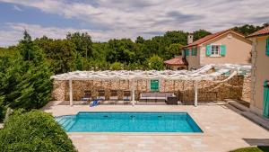 ein Swimmingpool vor einem Haus in der Unterkunft Luxury Villa Kras in Dobrinj