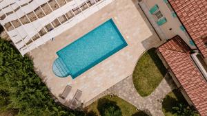 Der Swimmingpool an oder in der Nähe von Luxury Villa Kras