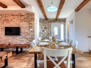 Televiisor ja/või meelelahutuskeskus majutusasutuses Holiday Home Casa Darel by Interhome